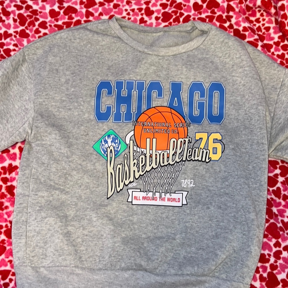a chicago crewneck thick material ready for the fall/winter seasons !